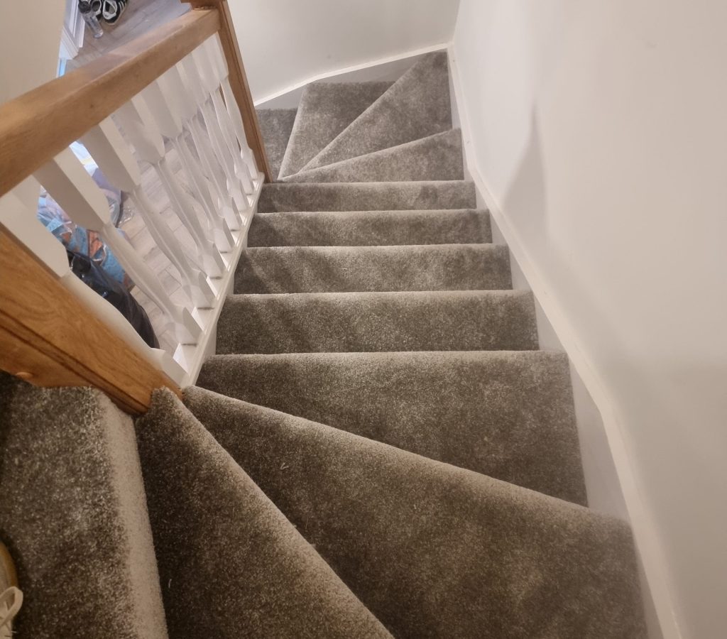 carpet-installation-on-stairs